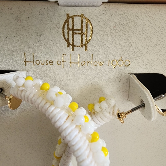 House of harlow 1960 white with yellow Beaded flower earrings. - Picture 4 of 6